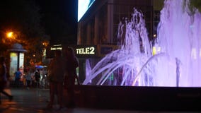 Μια πηγή με το χρωματισμένο φωτισμό νερού, το βράδυ κινηματογράφηση σε πρώτο πλάνο, θαμπάδα, 4k απόθεμα βίντεο Μια πηγή με το χρωματισμένο φωτισμό νερού, το βράδυ κινηματογράφηση σε πρώτο πλάνο, θαμπάδα, 4k απόθεμα βίντεο