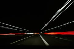 Μια πολύ γρήγορη μετακίνηση των αυτοκινήτων σε μια σήραγγα ελεύθερη απεικόνιση δικαιώματος Μια πολύ γρήγορη μετακίνηση των αυτοκινήτων σε μια σήραγγα ελεύθερη απεικόνιση δικαιώματος