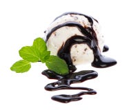 Μια σέσουλα του παγωτού stracciatella με τη σάλτσα και τη μέντα σοκολάτας στοκ εικόνες Μια σέσουλα του παγωτού stracciatella με τη σάλτσα και τη μέντα σοκολάτας στοκ εικόνες