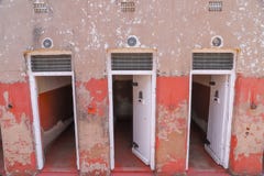 Μια σειρά κυττάρων φυλακών στοκ φωτογραφία με δικαίωμα ελεύθερης χρήσης Μια σειρά κυττάρων φυλακών στοκ φωτογραφία με δικαίωμα ελεύθερης χρήσης
