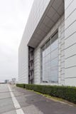 Μια σπειροειδής σκάλα και ένα τεράστιο παράθυρο στην πρόσοψη των σύγχρονων κτηρίων στοκ εικόνες με δικαίωμα ελεύθερης χρήσης Μια σπειροειδής σκάλα και ένα τεράστιο παράθυρο στην πρόσοψη των σύγχρονων κτηρίων στοκ εικόνες με δικαίωμα ελεύθερης χρήσης