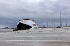 Μια σπειροειδής σκάλα και ένα τεράστιο παράθυρο στην πρόσοψη των σύγχρονων κτηρίων στοκ εικόνες με δικαίωμα ελεύθερης χρήσης Μια σπειροειδής σκάλα και ένα τεράστιο παράθυρο στην πρόσοψη των σύγχρονων κτηρίων στοκ εικόνες με δικαίωμα ελεύθερης χρήσης