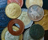 Μια στενή επάνω άποψη των διάφορων νομισμάτων από όλο τον κόσμο στοκ εικόνα με δικαίωμα ελεύθερης χρήσης Μια στενή επάνω άποψη των διάφορων νομισμάτων από όλο τον κόσμο στοκ εικόνα με δικαίωμα ελεύθερης χρήσης