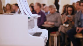 Μια συναυλία τζαζ στη αίθουσα συναυλιών Πιάνο και ακροατήριο σε ένα υπόβαθρο απόθεμα βίντεο Μια συναυλία τζαζ στη αίθουσα συναυλιών Πιάνο και ακροατήριο σε ένα υπόβαθρο απόθεμα βίντεο