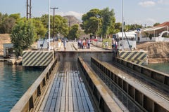 Μια υποβρύχια γέφυρα στην είσοδο του καναλιού Corinth στοκ εικόνες με δικαίωμα ελεύθερης χρήσης Μια υποβρύχια γέφυρα στην είσοδο του καναλιού Corinth στοκ εικόνες με δικαίωμα ελεύθερης χρήσης