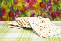Μια φωτογραφία του εβραϊκού ψωμιού Matzah Matzah για τις εβραϊκές διακοπές Passover Εκλεκτική μαλακή εστίαση στοκ εικόνα με δικαίωμα ελεύθερης χρήσης Μια φωτογραφία του εβραϊκού ψωμιού Matzah Matzah για τις εβραϊκές διακοπές Passover Εκλεκτική μαλακή εστίαση στοκ εικόνα με δικαίωμα ελεύθερης χρήσης