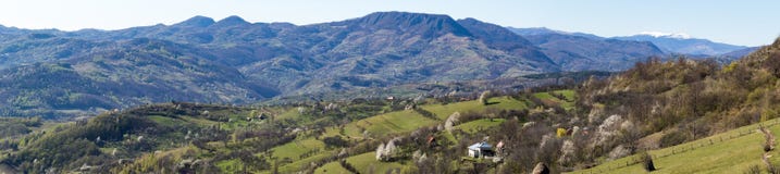 Μια όμορφη άποψη της ρουμανικής επαρχίας μια θερμή ημέρα της άνοιξη στοκ εικόνες Μια όμορφη άποψη της ρουμανικής επαρχίας μια θερμή ημέρα της άνοιξη στοκ εικόνες