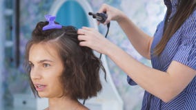 Μια όμορφη νύφη σκέφτεται για το γάμο της ενώ ο στιλίστας τρίχας κάνει την τρίχα της φιλμ μικρού μήκους Μια όμορφη νύφη σκέφτεται για το γάμο της ενώ ο στιλίστας τρίχας κάνει την τρίχα της φιλμ μικρού μήκους