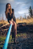 Μια όμορφη συνεδρίαση κοριτσιών brunette στα σκαλοπάτια Φθινόπωρο Φωτογραφία τέχνης στοκ φωτογραφίες με δικαίωμα ελεύθερης χρήσης Μια όμορφη συνεδρίαση κοριτσιών brunette στα σκαλοπάτια Φθινόπωρο Φωτογραφία τέχνης στοκ φωτογραφίες με δικαίωμα ελεύθερης χρήσης