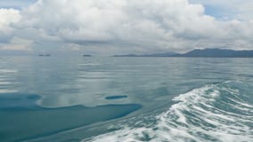 Μικρά foamy μπλε κύματα μετά από μια βάρκα και έναν ήρεμο ωκεανό στη νεφελώδη ημέρα Ειδυλλιακό τροπικό waterscape Ο ουρανός απεικ απόθεμα βίντεο Μικρά foamy μπλε κύματα μετά από μια βάρκα και έναν ήρεμο ωκεανό στη νεφελώδη ημέρα Ειδυλλιακό τροπικό waterscape Ο ουρανός απεικ απόθεμα βίντεο