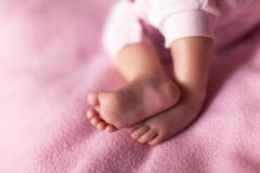 Μικρά γλυκά πόδια του κοριτσάκι στο ρόδινο υπόβαθρο Έννοια: παιδιά, πατρότητα, οικογένεια, ντους μωρών r : στοκ φωτογραφίες με δικαίωμα ελεύθερης χρήσης Μικρά γλυκά πόδια του κοριτσάκι στο ρόδινο υπόβαθρο Έννοια: παιδιά, πατρότητα, οικογένεια, ντους μωρών r : στοκ φωτογραφίες με δικαίωμα ελεύθερης χρήσης