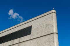 Μικρά κάμερα παρακολούθησης που τοποθετούνται επάνω σε ένα πολύ υψηλό κτήριο στην πόλη της Νέας Υόρκης, Νέα Υόρκη, ΗΠΑ στοκ εικόνα με δικαίωμα ελεύθερης χρήσης Μικρά κάμερα παρακολούθησης που τοποθετούνται επάνω σε ένα πολύ υψηλό κτήριο στην πόλη της Νέας Υόρκης, Νέα Υόρκη, ΗΠΑ στοκ εικόνα με δικαίωμα ελεύθερης χρήσης