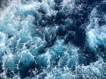 Μικρά ωκεάνια κύματα με τα άσπρα καλύμματα στοκ φωτογραφίες με δικαίωμα ελεύθερης χρήσης Μικρά ωκεάνια κύματα με τα άσπρα καλύμματα στοκ φωτογραφίες με δικαίωμα ελεύθερης χρήσης