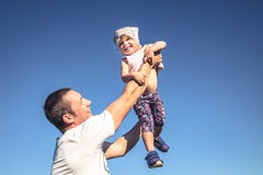 Μικρή διασκέδαση κορών πατέρων ως πορτρέτο οικογενειακού τρόπου ζωής μπροστά από το μπλε ουρανό στοκ φωτογραφίες Μικρή διασκέδαση κορών πατέρων ως πορτρέτο οικογενειακού τρόπου ζωής μπροστά από το μπλε ουρανό στοκ φωτογραφίες