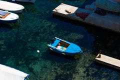 Μικρή μπλε βάρκα που δένεται σε μια μαρίνα σε Dubrovnik στοκ εικόνες Μικρή μπλε βάρκα που δένεται σε μια μαρίνα σε Dubrovnik στοκ εικόνες