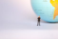 Μικροί αριθμοί επιχειρηματιών που στέκονται στο σημείο καμπής στο γήινο υπόβαθρο στοκ εικόνες με δικαίωμα ελεύθερης χρήσης Μικροί αριθμοί επιχειρηματιών που στέκονται στο σημείο καμπής στο γήινο υπόβαθρο στοκ εικόνες με δικαίωμα ελεύθερης χρήσης
