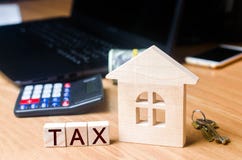 Μικροί ξύλινοι σπίτι και φόροι στον υπολογιστή γραφείου Φόροι στην ακίνητη περιουσία, πληρωμή Ποινική ρήτρα, καθυστερούμενα Κατάλ στοκ εικόνα με δικαίωμα ελεύθερης χρήσης Μικροί ξύλινοι σπίτι και φόροι στον υπολογιστή γραφείου Φόροι στην ακίνητη περιουσία, πληρωμή Ποινική ρήτρα, καθυστερούμενα Κατάλ στοκ εικόνα με δικαίωμα ελεύθερης χρήσης