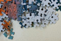 Μικροί χρωματισμένοι γρίφοι εγγράφου σε έναν σωρό σε έναν γκρίζο πίνακα στοκ εικόνες Μικροί χρωματισμένοι γρίφοι εγγράφου σε έναν σωρό σε έναν γκρίζο πίνακα στοκ εικόνες