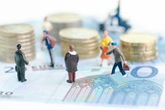 Μικροσκοπικοί άνθρωποι στα ευρο- τραπεζογραμμάτια στοκ εικόνα Μικροσκοπικοί άνθρωποι στα ευρο- τραπεζογραμμάτια στοκ εικόνα