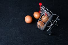 Μικροσκοπικό κάρρο αγορών με τα αυγά Στοκ Εικόνα Μικροσκοπικό κάρρο αγορών με τα αυγά Στοκ Εικόνα