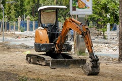 Μικρό backhoe στάθμευσαν στο εργοτάξιο οικοδομής στοκ φωτογραφία Μικρό backhoe στάθμευσαν στο εργοτάξιο οικοδομής στοκ φωτογραφία