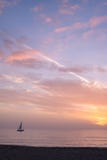 Μικρό sailboat παράκτια κατά τη διάρκεια χρωματισμένου του κοράλλι ηλιοβασιλέματος, Μαγιόρκα στοκ φωτογραφία με δικαίωμα ελεύθερης χρήσης Μικρό sailboat παράκτια κατά τη διάρκεια χρωματισμένου του κοράλλι ηλιοβασιλέματος, Μαγιόρκα στοκ φωτογραφία με δικαίωμα ελεύθερης χρήσης