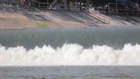 Μικρό spillway του υδρο φράγματος ηλεκτρικής δύναμης στην Ταϊλάνδη απόθεμα βίντεο Μικρό spillway του υδρο φράγματος ηλεκτρικής δύναμης στην Ταϊλάνδη απόθεμα βίντεο