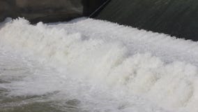 Μικρό spillway του υδρο φράγματος ηλεκτρικής δύναμης στην Ταϊλάνδη φιλμ μικρού μήκους Μικρό spillway του υδρο φράγματος ηλεκτρικής δύναμης στην Ταϊλάνδη φιλμ μικρού μήκους