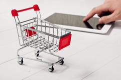 Μικρό καροτσάκι στον ξύλινο πίνακα στοκ φωτογραφίες Μικρό καροτσάκι στον ξύλινο πίνακα στοκ φωτογραφίες