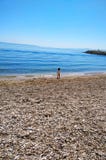 Μικρό κορίτσι και η θάλασσα στοκ φωτογραφίες με δικαίωμα ελεύθερης χρήσης Μικρό κορίτσι και η θάλασσα στοκ φωτογραφίες με δικαίωμα ελεύθερης χρήσης