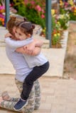 Μικρό κορίτσι που έχει τη διασκέδαση υπαίθρια Ευτυχείς θερινές διακοπές στοκ εικόνες Μικρό κορίτσι που έχει τη διασκέδαση υπαίθρια Ευτυχείς θερινές διακοπές στοκ εικόνες