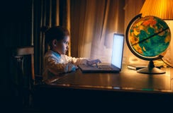 Μικρό κορίτσι που κάνει την εργασία στο lap-top στο βράδυ στοκ εικόνες με δικαίωμα ελεύθερης χρήσης Μικρό κορίτσι που κάνει την εργασία στο lap-top στο βράδυ στοκ εικόνες με δικαίωμα ελεύθερης χρήσης