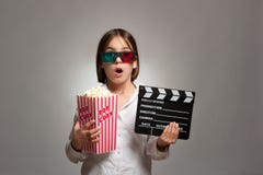 Μικρό κορίτσι που φορά τα τρισδιάστατα γυαλιά και που τρώει popcorn στοκ φωτογραφία Μικρό κορίτσι που φορά τα τρισδιάστατα γυαλιά και που τρώει popcorn στοκ φωτογραφία