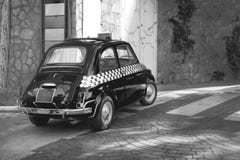 Μικρό μαύρο κλασικό ιταλικό αναδρομικό αστείο αυτοκίνητο ταξί, ταξίδι, γύρος και τουρισμός, Ιταλία γραπτή στοκ φωτογραφίες Μικρό μαύρο κλασικό ιταλικό αναδρομικό αστείο αυτοκίνητο ταξί, ταξίδι, γύρος και τουρισμός, Ιταλία γραπτή στοκ φωτογραφίες