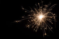 Μικρό νέο έτος sparkler στο μαύρο υπόβαθρο στοκ φωτογραφία Μικρό νέο έτος sparkler στο μαύρο υπόβαθρο στοκ φωτογραφία