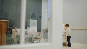 Μικρό παιδί με το mom στο χρώμα σπιτιών καθιστικών της στην επιτροπή με τους δείκτες ένα σχέδιο παιδιών ` s Ευτυχής οικογένεια ελ απόθεμα βίντεο Μικρό παιδί με το mom στο χρώμα σπιτιών καθιστικών της στην επιτροπή με τους δείκτες ένα σχέδιο παιδιών ` s Ευτυχής οικογένεια ελ απόθεμα βίντεο