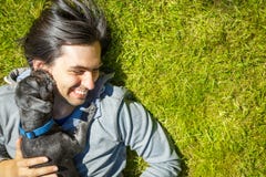 Μικρό σκυλί της Pet και ο ιδιοκτήτης του που έχουν τη διασκέδαση υπαίθρια Στοκ φωτογραφία με δικαίωμα ελεύθερης χρήσης Μικρό σκυλί της Pet και ο ιδιοκτήτης του που έχουν τη διασκέδαση υπαίθρια Στοκ φωτογραφία με δικαίωμα ελεύθερης χρήσης