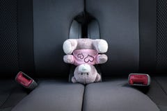 Μικρός teddy αφορά το κεφάλι του σε ένα κάθισμα αυτοκινήτων στοκ εικόνες με δικαίωμα ελεύθερης χρήσης Μικρός teddy αφορά το κεφάλι του σε ένα κάθισμα αυτοκινήτων στοκ εικόνες με δικαίωμα ελεύθερης χρήσης