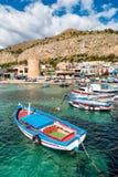 Μικρός λιμένας με τα αλιευτικά σκάφη στο κέντρο Mondello, Παλέρμο, Σικελία στοκ εικόνα με δικαίωμα ελεύθερης χρήσης Μικρός λιμένας με τα αλιευτικά σκάφη στο κέντρο Mondello, Παλέρμο, Σικελία στοκ εικόνα με δικαίωμα ελεύθερης χρήσης