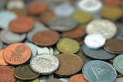 Μικτά νομίσματα παγκόσμιου νομίσματος, ελβετικό φράγκο στην εστίαση στοκ εικόνα Μικτά νομίσματα παγκόσμιου νομίσματος, ελβετικό φράγκο στην εστίαση στοκ εικόνα