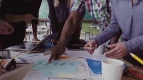 Μικτή κινηματογράφηση σε πρώτο πλάνο ομάδα ανθρώπων φυλών που στέκεται κοντά στον πίνακα Νέα επιχειρησιακή ομάδα που εργάζεται στ απόθεμα βίντεο Μικτή κινηματογράφηση σε πρώτο πλάνο ομάδα ανθρώπων φυλών που στέκεται κοντά στον πίνακα Νέα επιχειρησιακή ομάδα που εργάζεται στ απόθεμα βίντεο