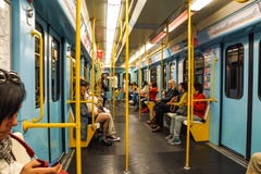 ΜΙΛΑΝΟ, ΙΤΑΛΙΑ - 25 ΦΕΒΡΟΥΑΡΊΟΥ: Κάτοχοι διαρκούς εισιτήριου στο βαγόνι εμπορευμάτων υπογείων στις 25 Φεβρουαρίου 2018 στο Μιλάνο στοκ φωτογραφίες ΜΙΛΑΝΟ, ΙΤΑΛΙΑ - 25 ΦΕΒΡΟΥΑΡΊΟΥ: Κάτοχοι διαρκούς εισιτήριου στο βαγόνι εμπορευμάτων υπογείων στις 25 Φεβρουαρίου 2018 στο Μιλάνο στοκ φωτογραφίες