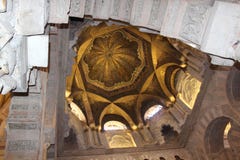 Μιναρές Mihrab Το μεγάλο διάσημο εσωτερικό μουσουλμανικών τεμενών ή Mezquita στην Κόρδοβα, Ισπανία στοκ εικόνες Μιναρές Mihrab Το μεγάλο διάσημο εσωτερικό μουσουλμανικών τεμενών ή Mezquita στην Κόρδοβα, Ισπανία στοκ εικόνες