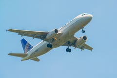 ΜΙΝΕΑΠΟΛΗ, ΜΙΝΕΣΟΤΑ/ΗΠΑ - 29 ΙΟΥΝΊΟΥ 2019: Κινηματογράφηση σε πρώτο πλάνο της άφιξης αεροσκαφών αεροπλάνων με με το μοχλό προσγεί στοκ φωτογραφία με δικαίωμα ελεύθερης χρήσης ΜΙΝΕΑΠΟΛΗ, ΜΙΝΕΣΟΤΑ/ΗΠΑ - 29 ΙΟΥΝΊΟΥ 2019: Κινηματογράφηση σε πρώτο πλάνο της άφιξης αεροσκαφών αεροπλάνων με με το μοχλό προσγεί στοκ φωτογραφία με δικαίωμα ελεύθερης χρήσης