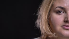 Μισό-πορτρέτο κινηματογραφήσεων σε πρώτο πλάνο των μέσης ηλικίας υπέρβαρων ρολογιών γυναικών στη κάμερα ήρεμα στο μαύρο υπόβαθρο απόθεμα βίντεο Μισό-πορτρέτο κινηματογραφήσεων σε πρώτο πλάνο των μέσης ηλικίας υπέρβαρων ρολογιών γυναικών στη κάμερα ήρεμα στο μαύρο υπόβαθρο απόθεμα βίντεο