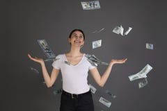 Μισό πορτρέτο μήκους του εύθυμου ευτυχούς κοριτσιού στην άσπρη μπλούζα που απολαμβάνει το ντους από 100 εκατό δολάρια στοκ εικόνες με δικαίωμα ελεύθερης χρήσης Μισό πορτρέτο μήκους του εύθυμου ευτυχούς κοριτσιού στην άσπρη μπλούζα που απολαμβάνει το ντους από 100 εκατό δολάρια στοκ εικόνες με δικαίωμα ελεύθερης χρήσης