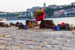 Μνημείο στους δολοφονημένους Εβραίους στο Δεύτερο Παγκόσμιο Πόλεμο στις τράπεζες του Δούναβη στοκ εικόνες Μνημείο στους δολοφονημένους Εβραίους στο Δεύτερο Παγκόσμιο Πόλεμο στις τράπεζες του Δούναβη στοκ εικόνες