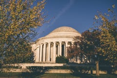 Μνημείο του Jefferson στο Washington DC το φθινόπωρο στοκ φωτογραφία Μνημείο του Jefferson στο Washington DC το φθινόπωρο στοκ φωτογραφία