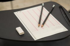 Μολύβια και γόμα που τίθενται στο οπτικό φύλλο αναγνώρισης σημαδιών στο δωμάτιο εξέτασης στοκ εικόνες με δικαίωμα ελεύθερης χρήσης Μολύβια και γόμα που τίθενται στο οπτικό φύλλο αναγνώρισης σημαδιών στο δωμάτιο εξέτασης στοκ εικόνες με δικαίωμα ελεύθερης χρήσης