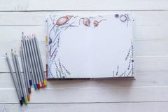 Μολύβια και σημειωματάριο εγγράφου για τη δημιουργικότητα, τέχνη, σημειώσεις και drawin στοκ εικόνες με δικαίωμα ελεύθερης χρήσης Μολύβια και σημειωματάριο εγγράφου για τη δημιουργικότητα, τέχνη, σημειώσεις και drawin στοκ εικόνες με δικαίωμα ελεύθερης χρήσης